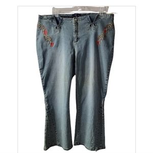 NWT VIGOSS floral embroidered dirty wash capri jeans